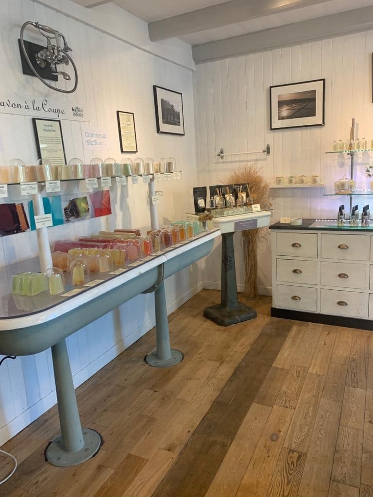 boutique le nez voyageur sur l'île de Ré savons gommages parfums et diffuseur de parfum